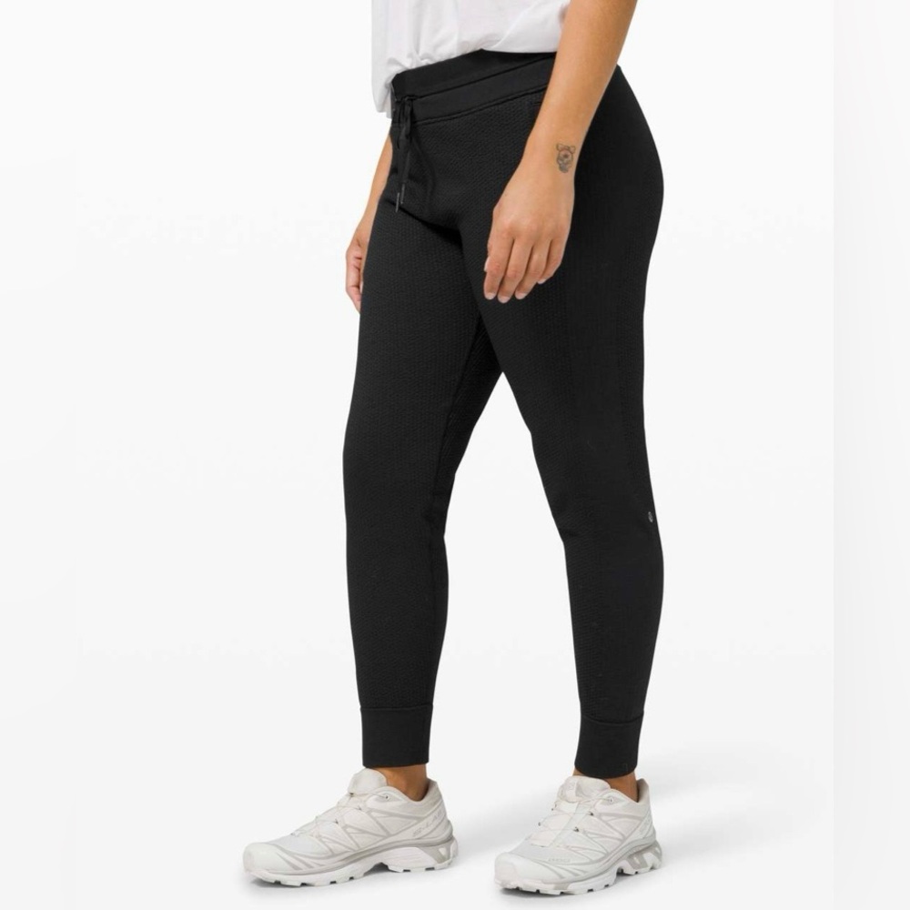 Lululemon Engineered Warmth Jogger - Black - Size 6 - Picture 2 of 9